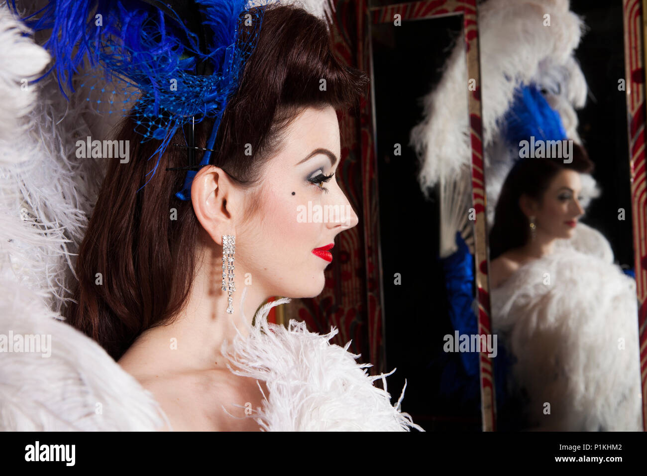Artiste Burlesque Polly Rae chez Madame Jojos, le port de tête en plumes bleu et bleu robe corset, Londres. Banque D'Images