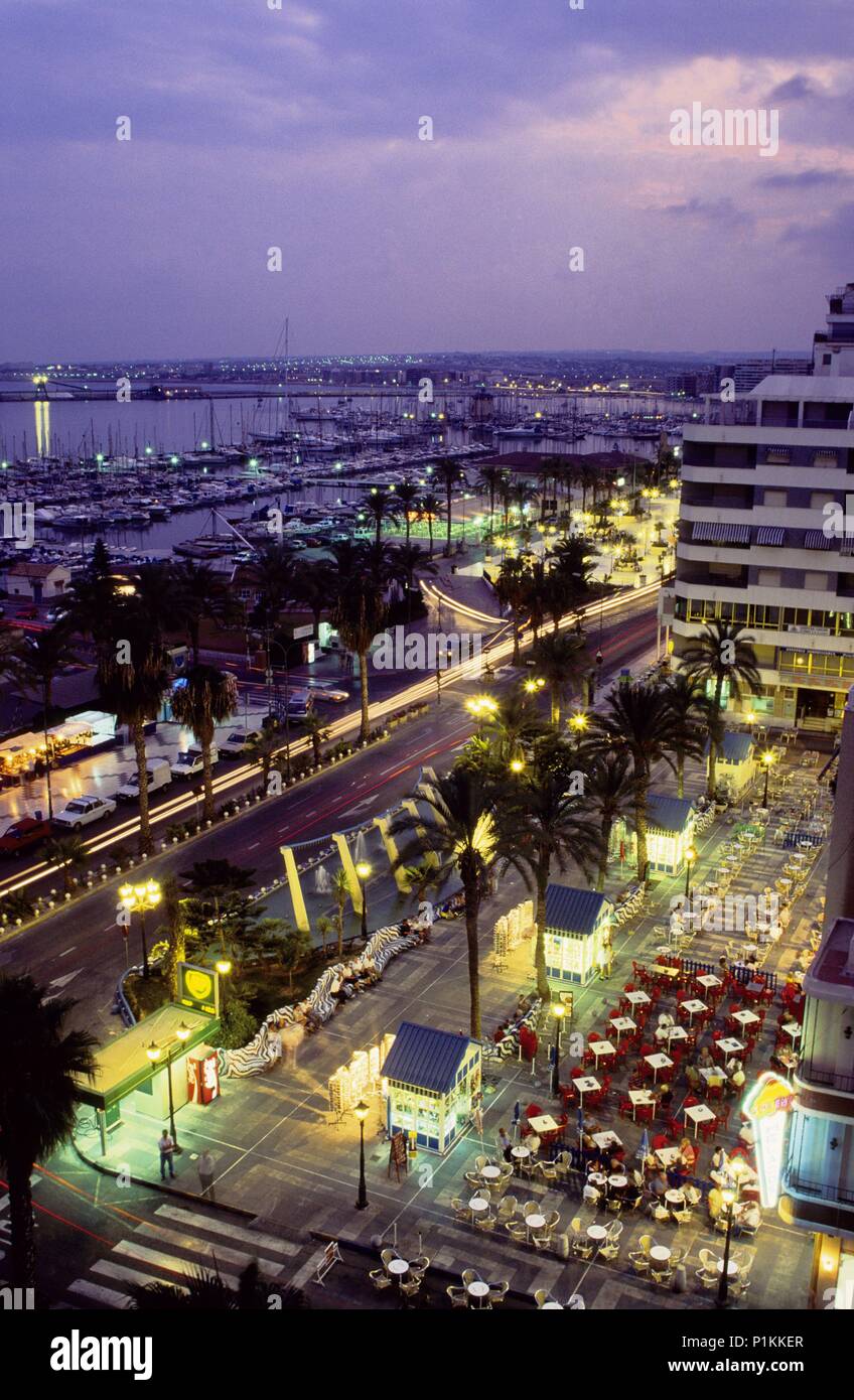 Torrevieja, 'Downtown' square et côte par le soir. Costa Blanca. Banque D'Images