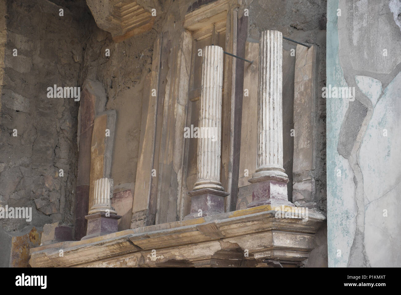 La décoration des colonnes de l'entrée de la maison du Faune dans la ville antique de Pompéi, Italie. Banque D'Images