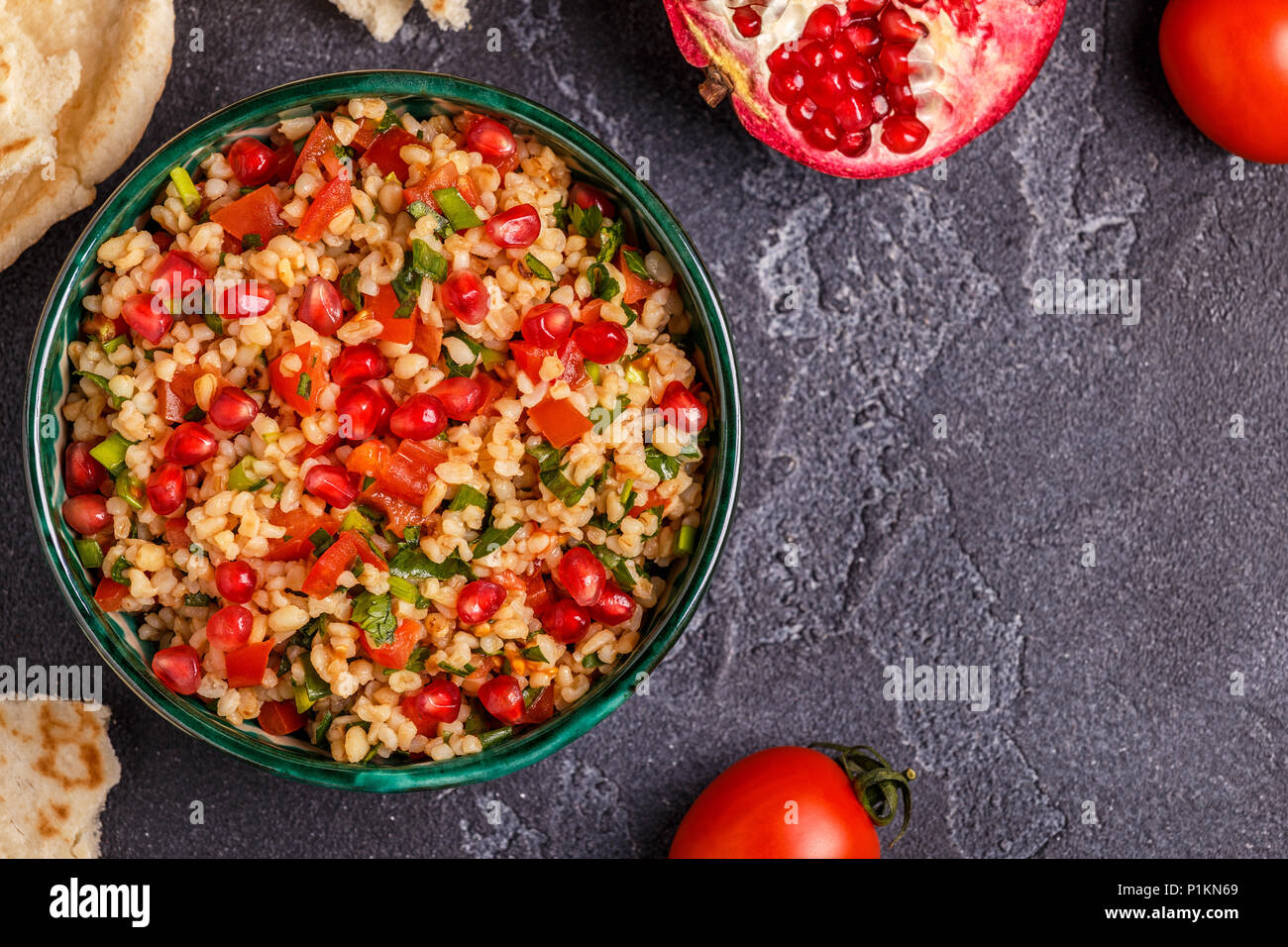 Salade de taboulé, traditionnels ou plat arabe. Vue de dessus, copiez l'espace. Banque D'Images
