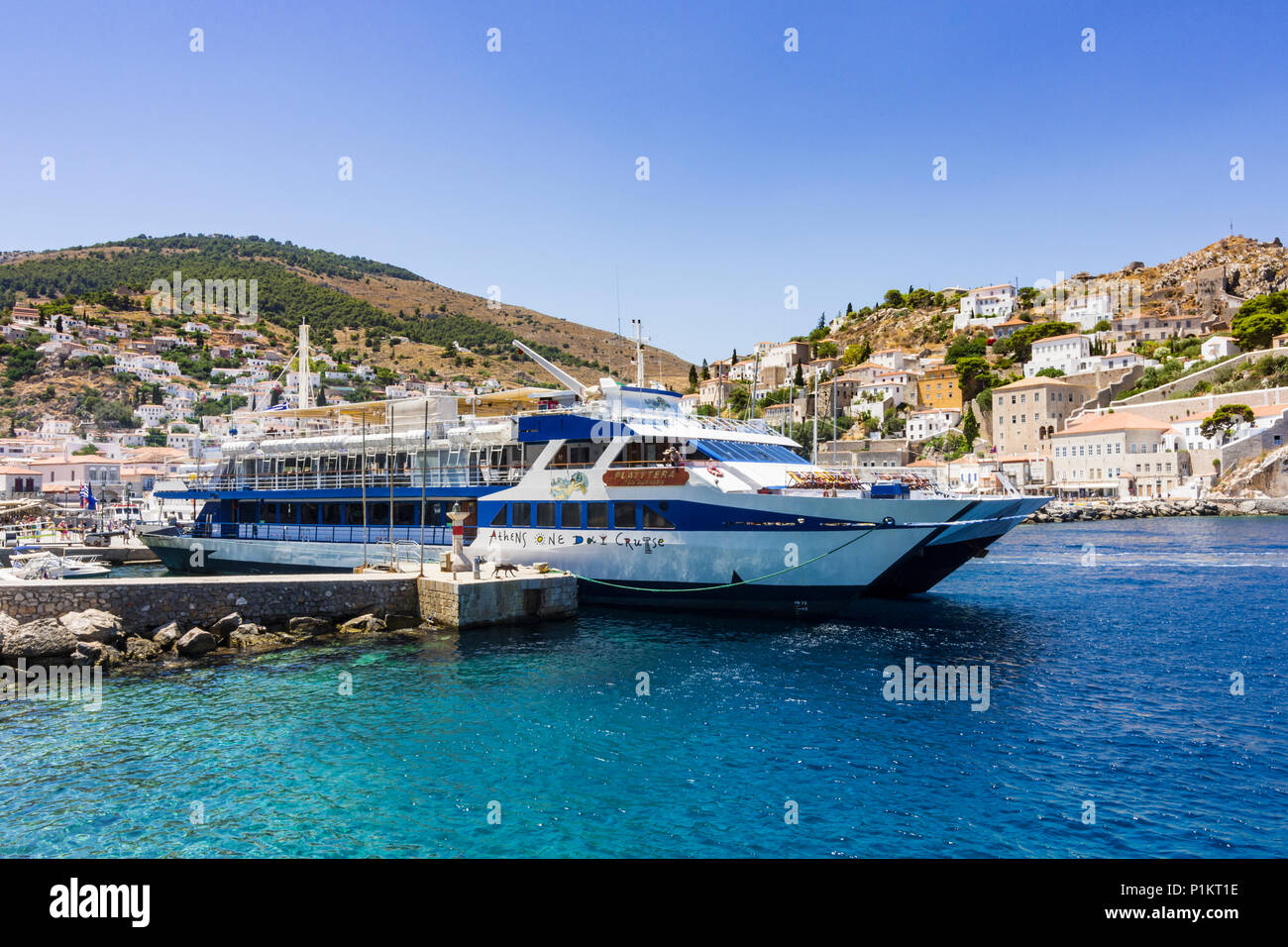 Un jour d'Athènes bateau de croisière amarré au port de l'île d'Hydra Hydra, Grèce Banque D'Images