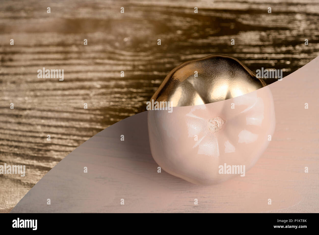 Or et beige ou écru la moitié peint tomate sur fond de bois et d'or Banque D'Images