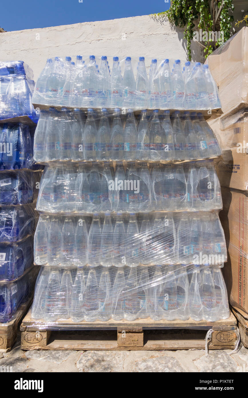 Caisses de bouteilles d'eau en plastique en Grèce Banque D'Images