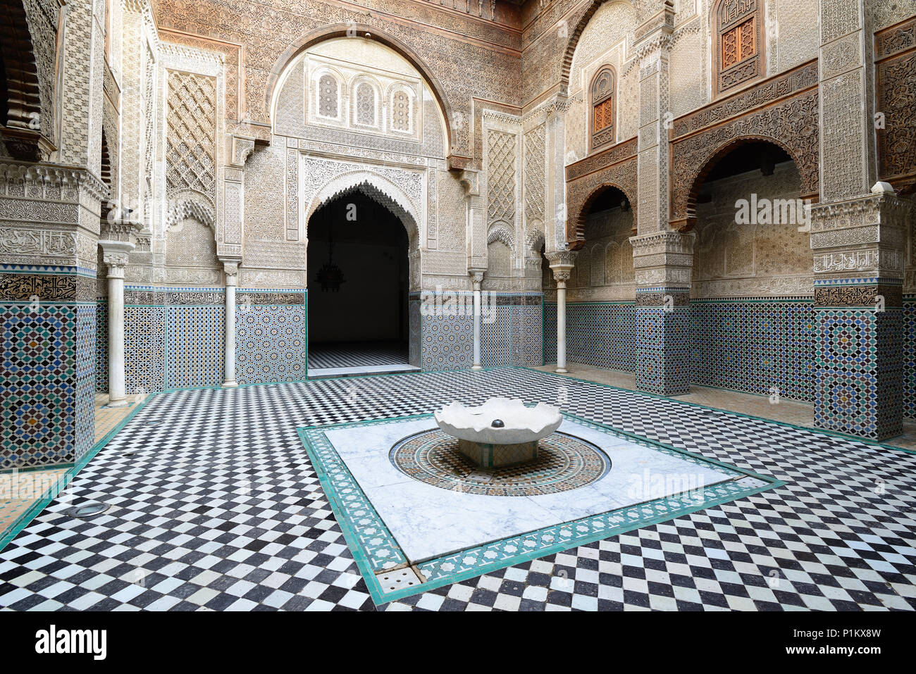 Fes, MAROC - 30 NOVEMBRE : l'intérieur de la mosquée Al-Qarawiyyin. Fez le 30 novembre, 2015 Banque D'Images