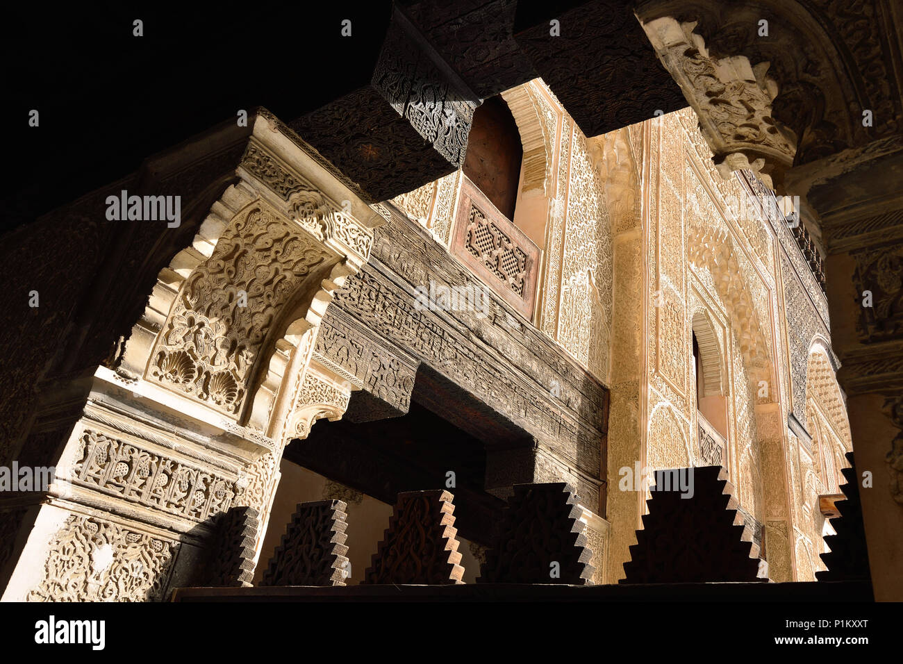 Fes, MAROC - 30 NOVEMBRE 2015 : l'intérieur de la Madrasa Bou à Fez. Détail de la voûte du toit Banque D'Images