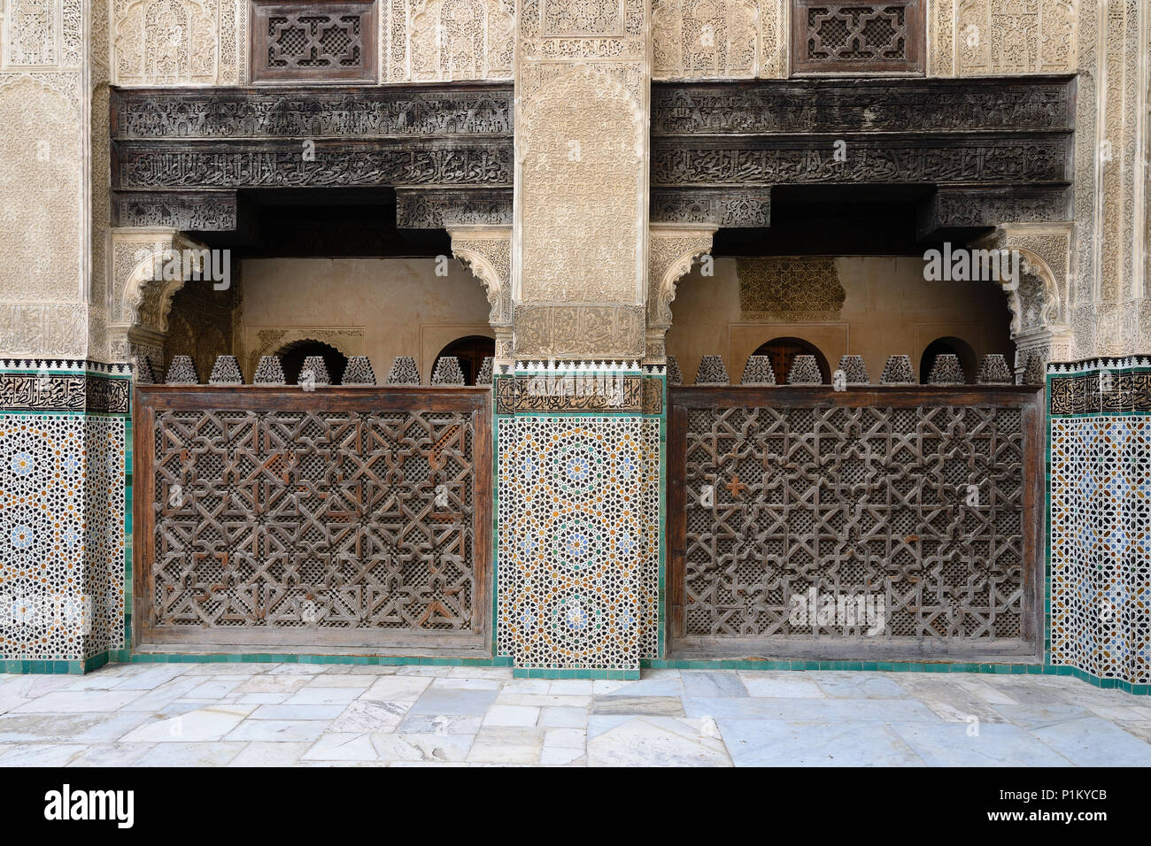 Fes, MAROC - 30 NOVEMBRE 2015 : l'intérieur de la Madrasa Bou à Fez. Détail de la voûte du toit Banque D'Images