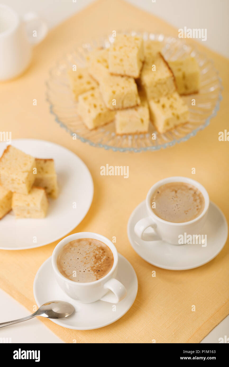 Microwave banoffee avec du café. Biscuits banane carrés. Focus sélectif. Banque D'Images