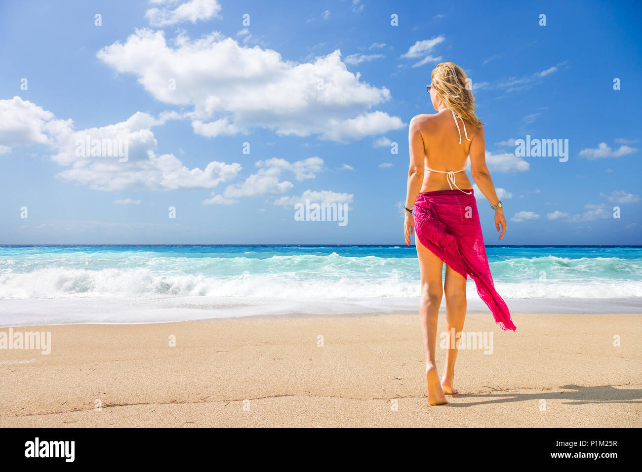 Femme marche sur la plage sauvage de l'île de Lefkada en Grèce Banque D'Images