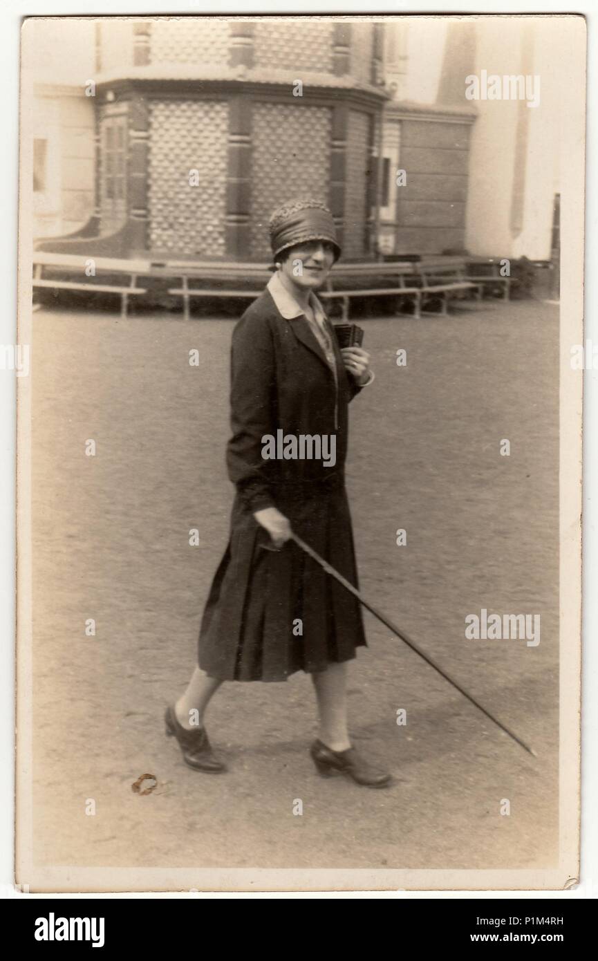 LUHACOVICE, la République tchécoslovaque - circa 1930 : Vintage photo montre la femme élégante au spa resort. La photographie ancienne en noir et blanc. Banque D'Images