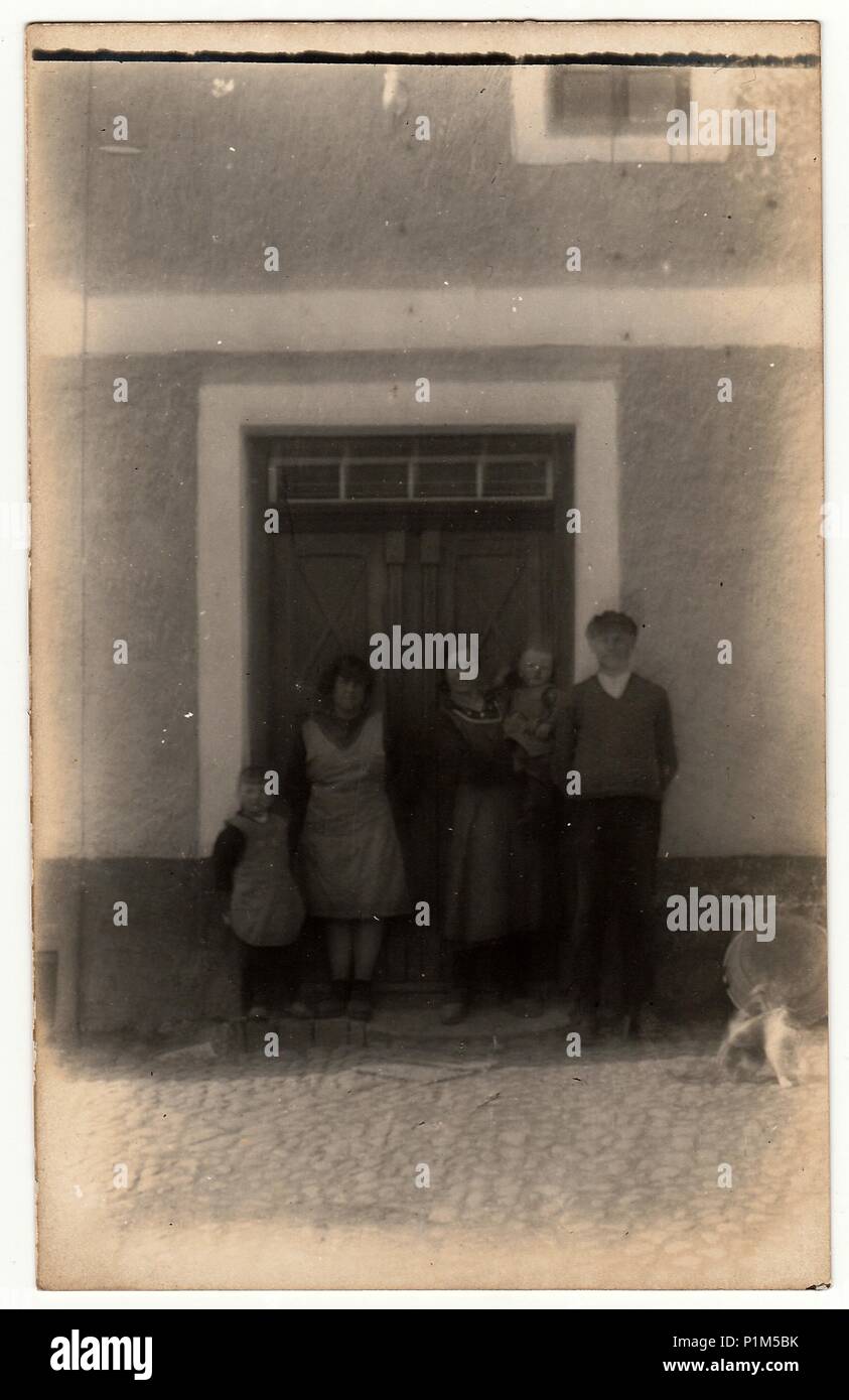 La République tchécoslovaque - VERS 1920 : Vintage photo montre une famille rurale en face de la maison. Contient la photographie légère flou. Banque D'Images