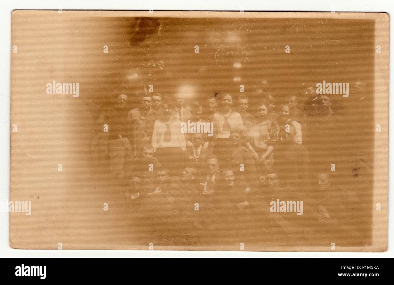 La République tchécoslovaque - VERS 1920 : Vintage photo montre un grand groupe de jeunes gens posent à l'extérieur. Photographie noir & blanc avec effet sépia. Banque D'Images