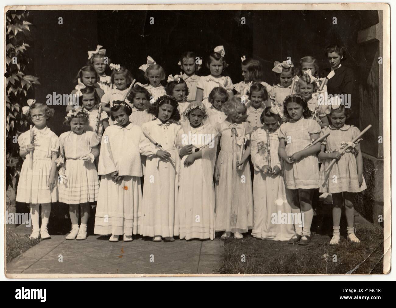 La République socialiste tchécoslovaque - circa 1950 : Retro photo montre les filles et leur première communion. Photographie noir et blanc vintage. Banque D'Images