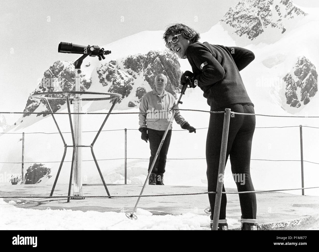 Titre original : SNOW JOB. Titre en anglais : TRAVAIL DE LA NEIGE. Film Réalisateur : George H. ENGLUND. Année : 1972. Stars : Vittorio de Sica ; JEAN-CLAUDE KILLY. Credit : Warner Brothers / Album Banque D'Images