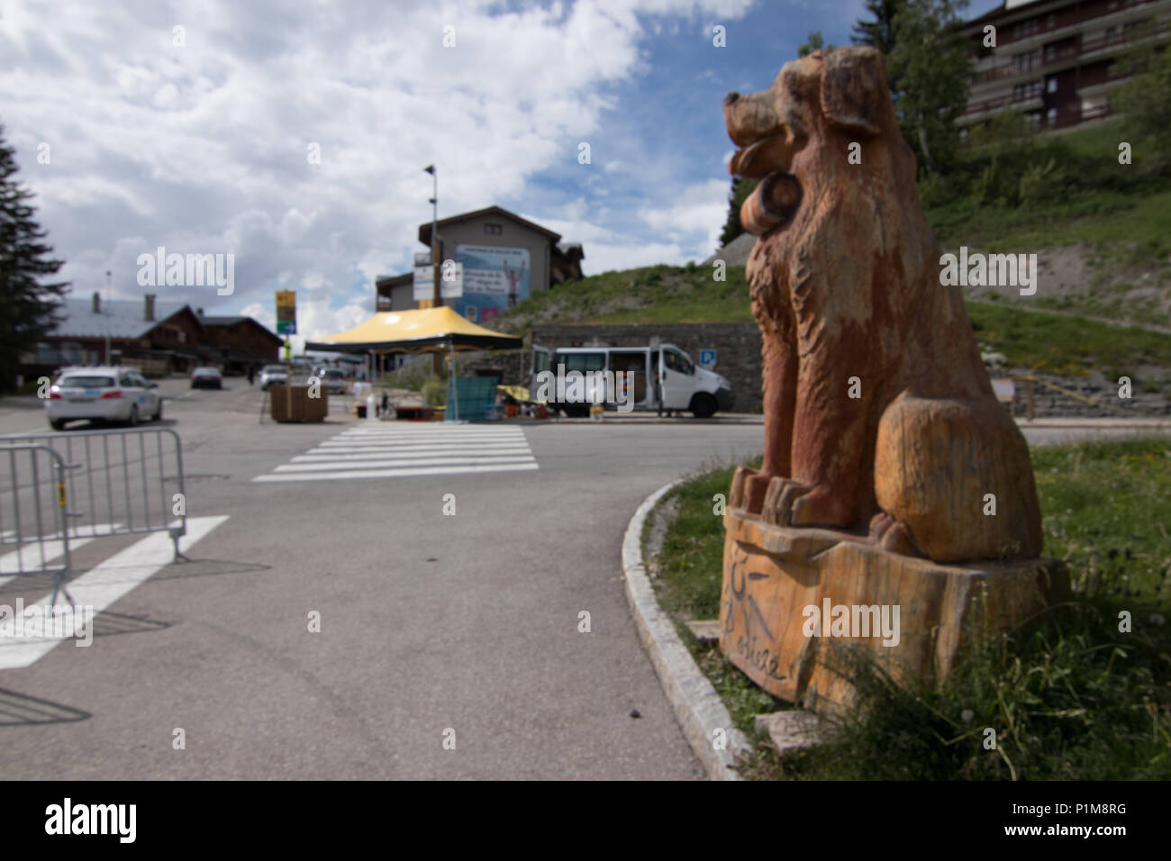 Une belle sculpture en bois de la St Bernard chien dans La Rosiere ski dans  les Alpes d'FranceCriterium du Dauphiné 2018 Stage 6 La Rosière Avergne  Photo Stock - Alamy