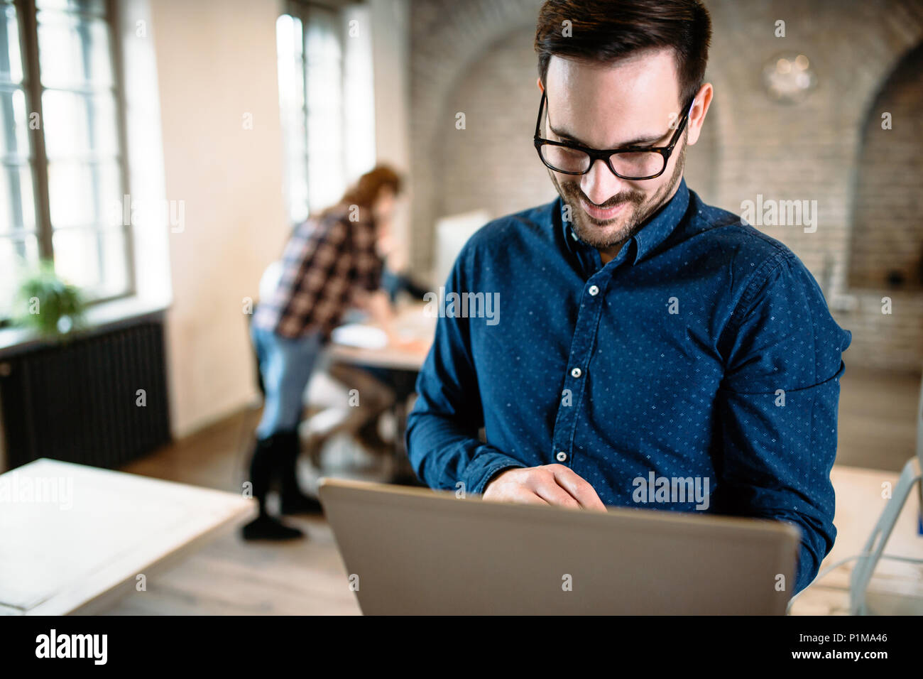 Jeune architecte working on computer in office Banque D'Images