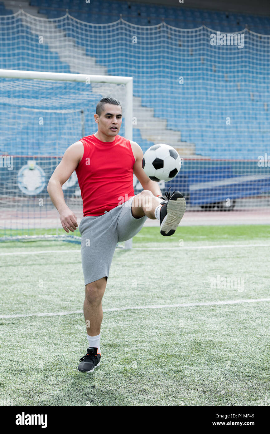 Jeu De Football, Joueur De Football Frappe Le Ballon, Thème Du Jeu Et Du  Sport, Photographie Horizontale. IA Générative Banque D'Images et Photos  Libres De Droits. Image 204600405