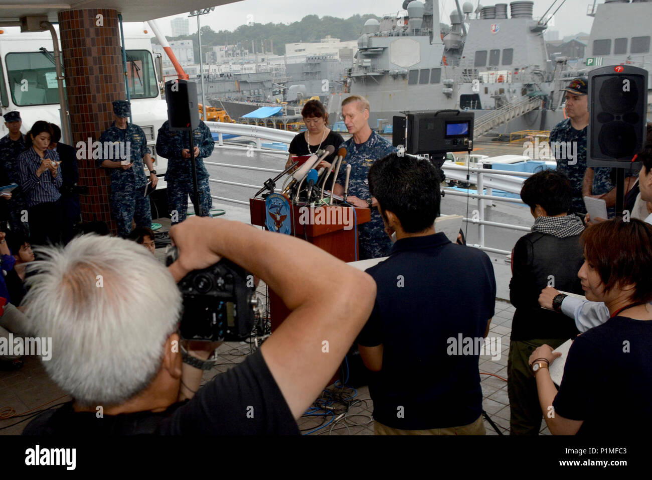 (170618-N-XN177-038) Joseph Aucoin parle aux membres de la presse à propos de missiles de l'USS Fitzgerald (DDG 62) Banque D'Images