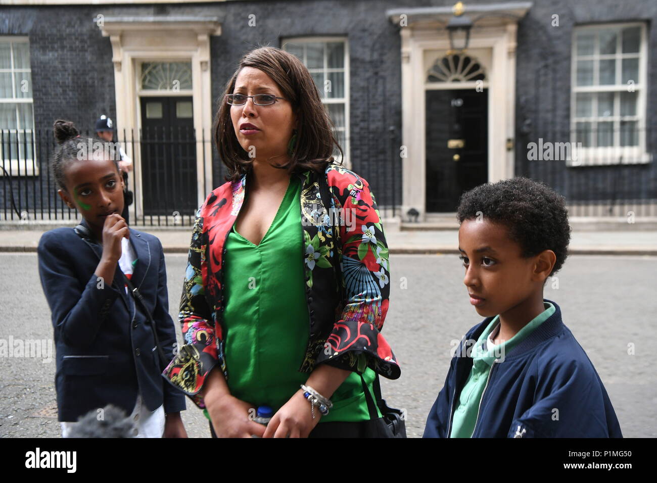 Résident Local Judith Zacharias (centre) avec ses enfants Soliana et Alexander à l'extérieur de 10 Downing Street, à Londres, à l'avant d'un vert pour la réception de Grenfell, organisés par le Premier ministre Theresa peut, avec les enfants touchés par l'incendie. Banque D'Images