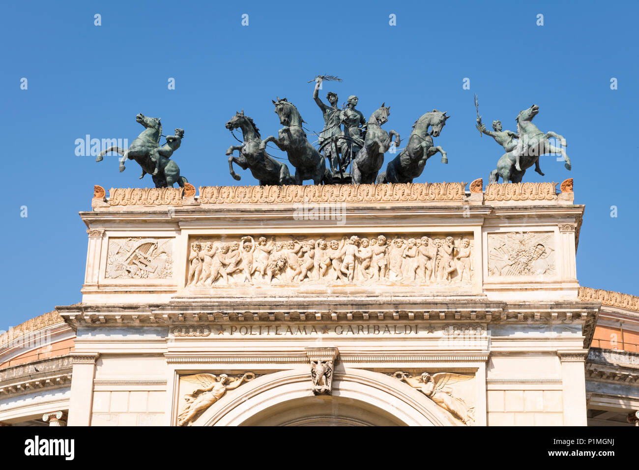 Italie Sicile Palerme Piazza Ruggero Settimo circulaire semi Teatro Politeama Garibaldi construite dans un style néo-classique 1867 - 74 sculptures de triomphe de façade Banque D'Images