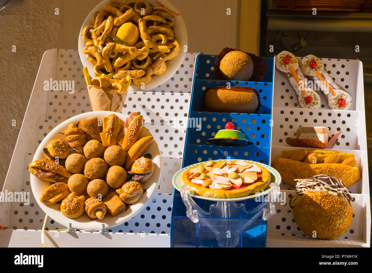 Italie Sicile Palerme Cannoli & Co staple pâtisserie Sicilienne origines arabes ? L'affichage de la fenêtre de boutique de Cassate pâtisserie gâteaux spécialités traditionnelles Banque D'Images