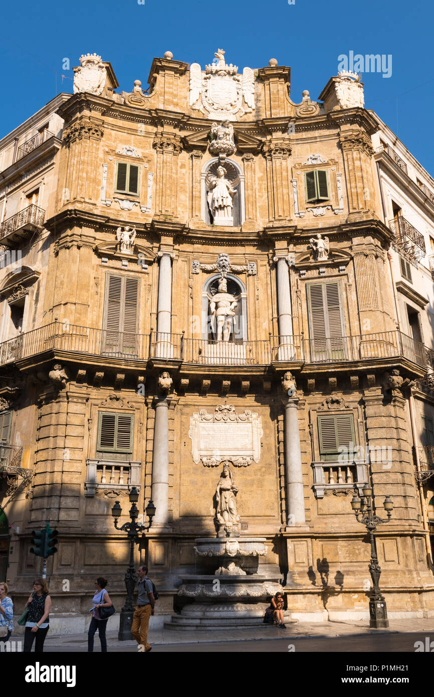 Italie Sicile Palerme Quattro Canti intersection Corso Vittorio Emanuele et Via Maqueda construit Années 1600 façade concave statues statue fontaine saint roi Banque D'Images