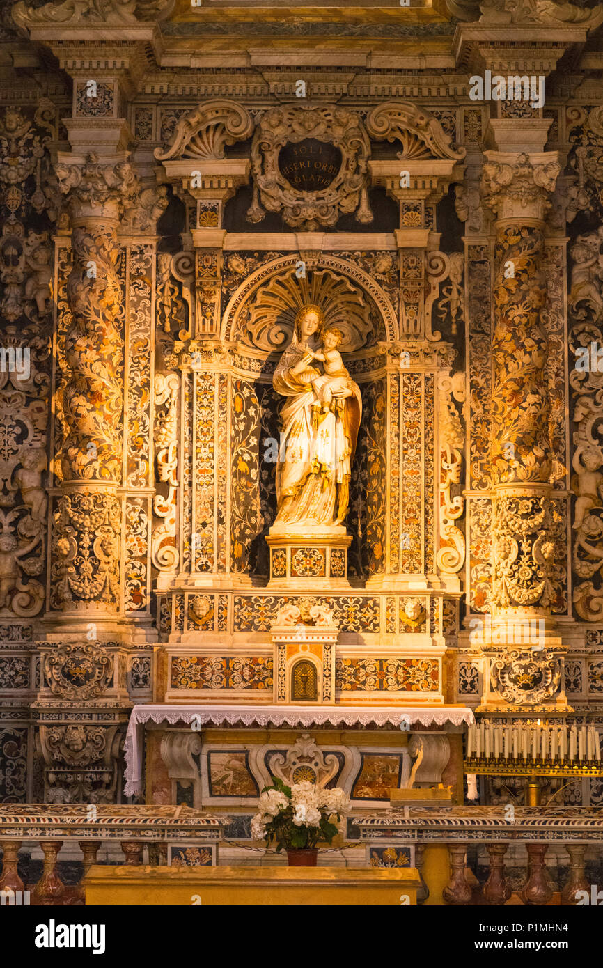 La Piazza Pretoria de Palerme Sicile Italie église Chiesa di San Giuseppe dei Teatini construit 1612 - 1645 par Giacomo Besio chapelle de style Baroque autel stucs Banque D'Images