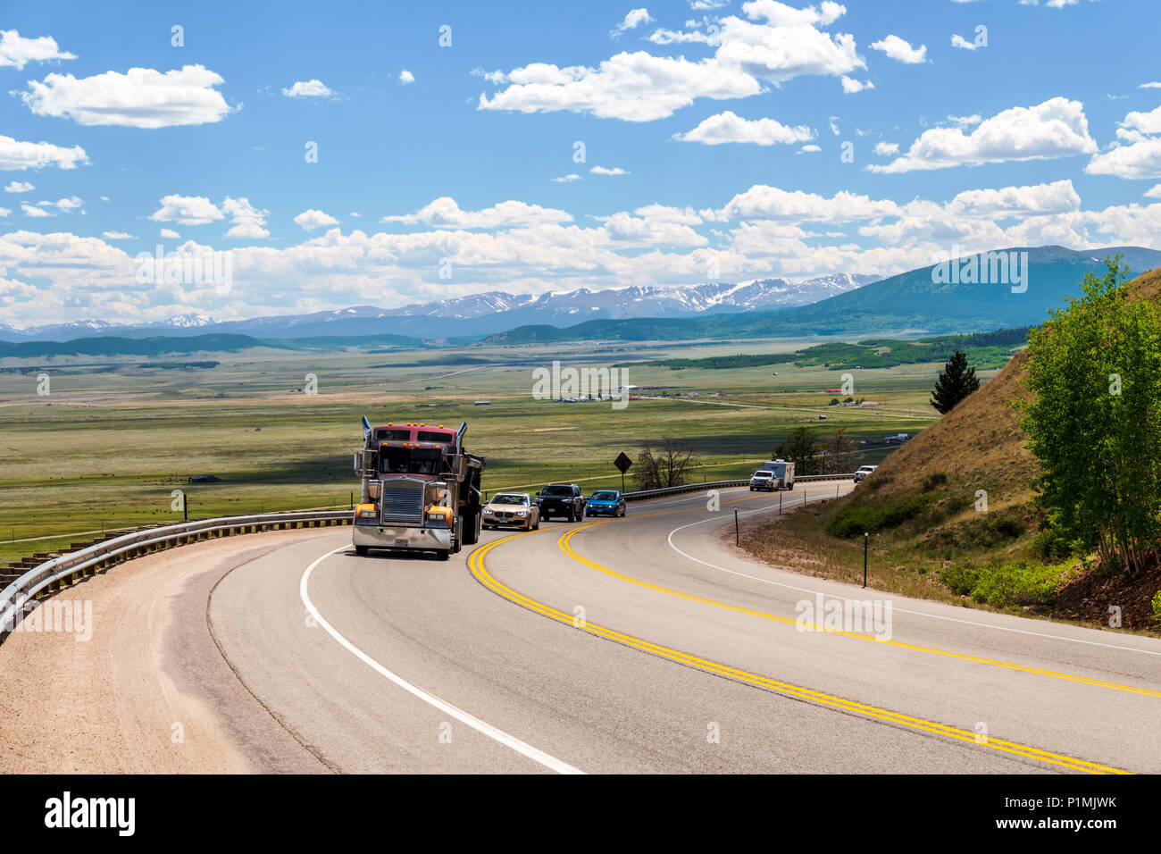 Camion-remorque sur la route 285 avec South Park Valley au-delà ; de Kenosha Pass ; le centre du Colorado, USA Banque D'Images