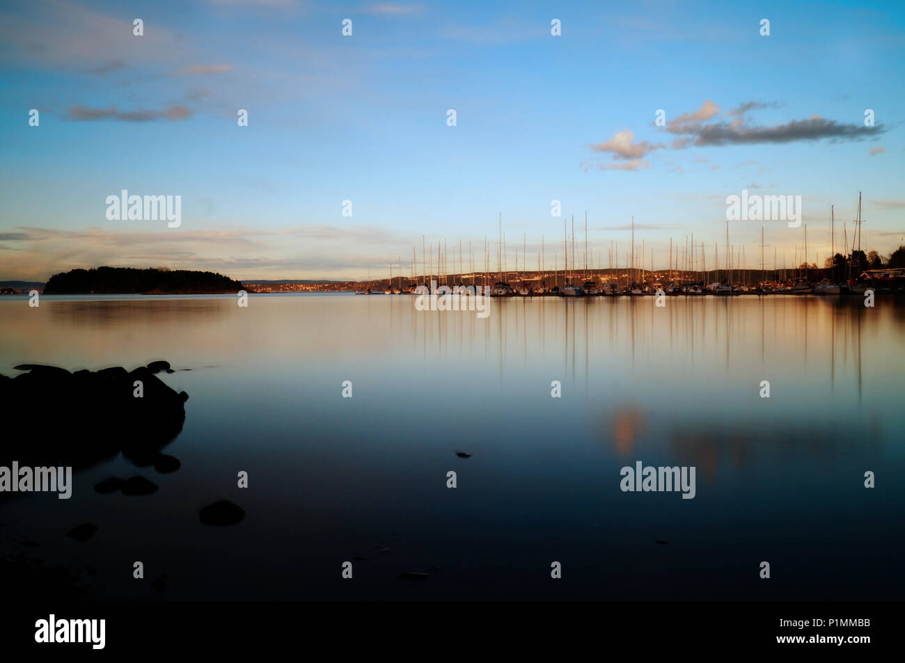 Voilier dans le coucher du soleil, la Norvège Banque D'Images