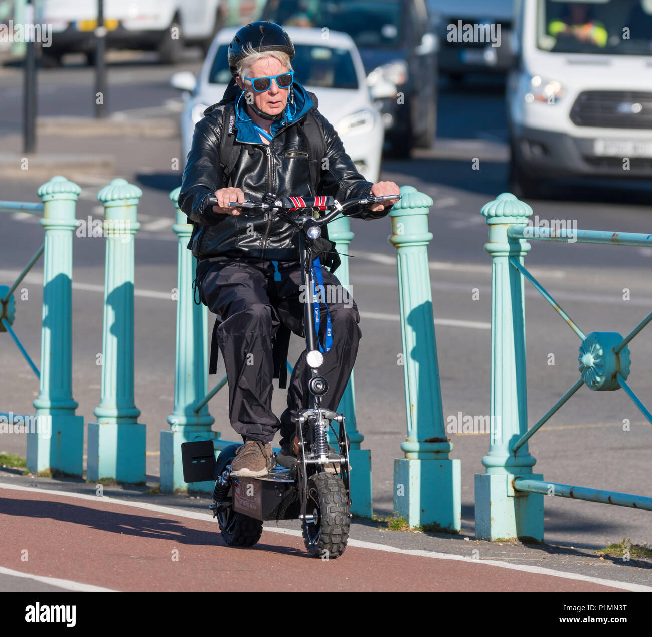 Woman riding un petit scooter électrique avec petites roues au Royaume-Uni  Photo Stock - Alamy