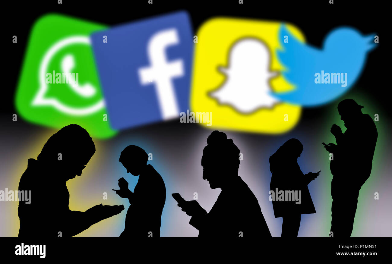 Silhouettes d'un groupe de personnes socialement en ligne en utilisant la connexion des applications de médias sociaux d'appareils mobiles. Contrôler les médias sociaux. Banque D'Images