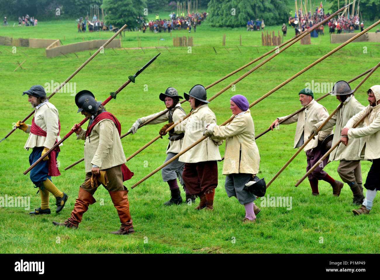 Les piquiers fantassins marchant portant leurs piques au 17e siècle en costumes manteau chamois English Civil War reenactment Banque D'Images