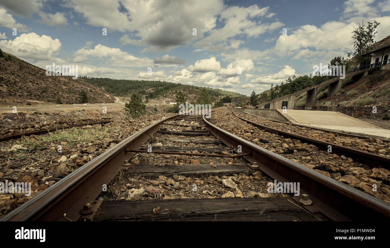 Les voies de l'ancien train minier entre montagnes en Zarandas, Espagne Banque D'Images