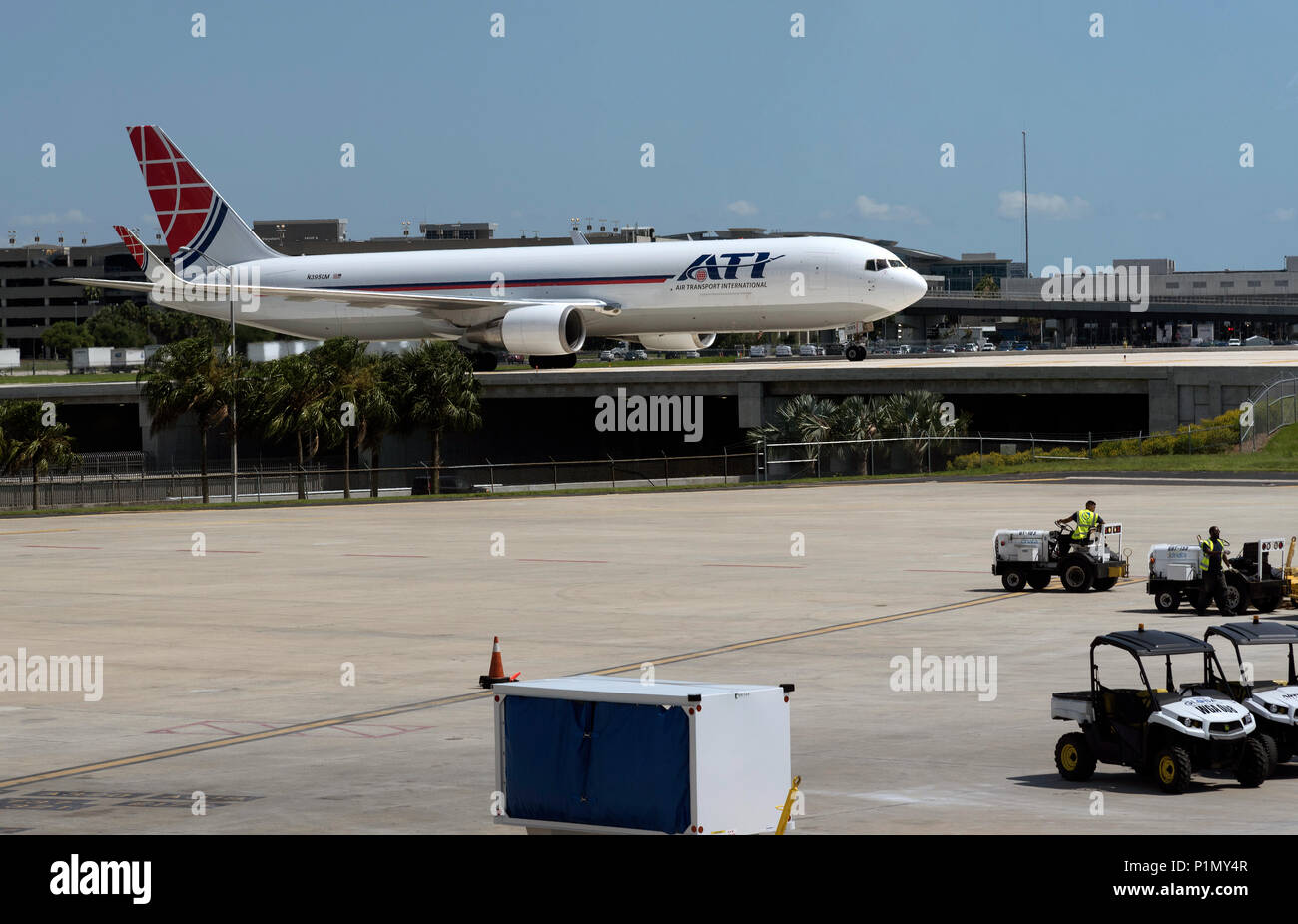 L'Aéroport International de Tampa en Floride USA. En 2018. L'approche du jet Cargo terminal via une voie de circulation. Banque D'Images