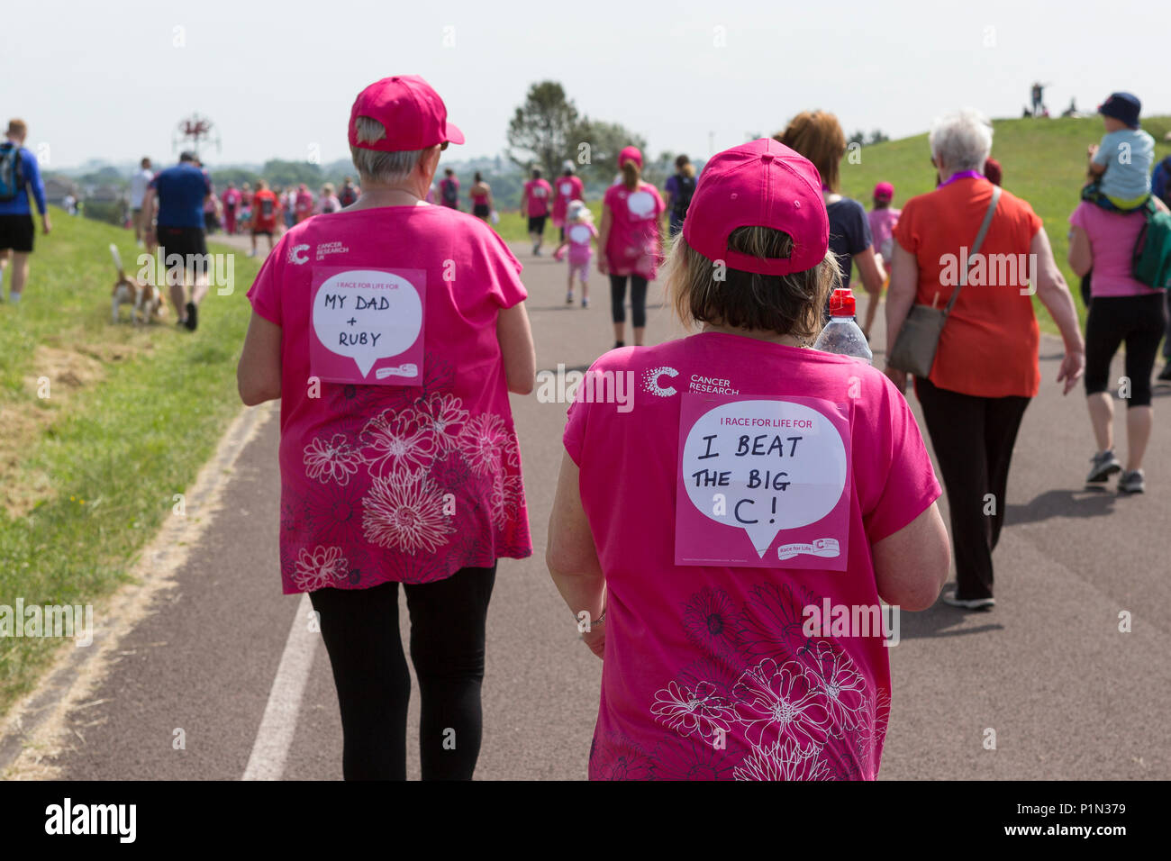 Venus en Cancer Research UK's Race for Life événement de collecte de fonds à Llanelli, poignant et avec déplacement de messages sur leur dos Banque D'Images Venus en Cancer Research UK's Race for Life événement de collecte de fonds à Llanelli, poignant et avec déplacement de messages sur leur dos Banque D'Images