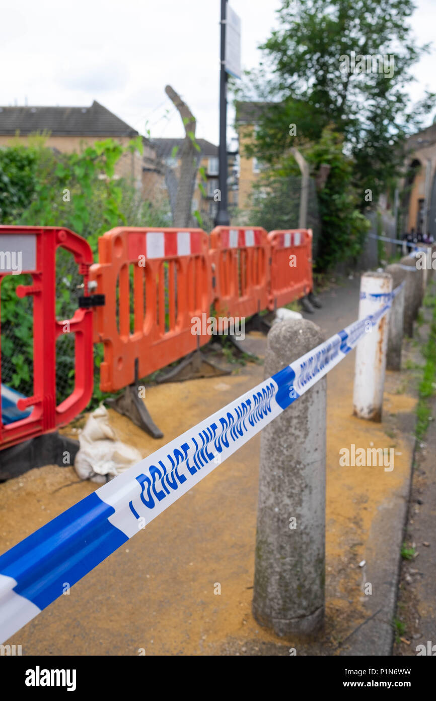 South Harrow, Londres, Angleterre. 12 juin 2018. Recherche d'indices de la police et de protéger les lieux de l'incident de violence la plus récente de Harrow, contribuant à la taux de crimes de violence continue à Londres. L'emplacement est très proche de poignarder un récent de 17 ans et fait partie de la même enquête. La police serait seulement dire que quelqu'un avait été très gravement blessé. Ils ont entrepris une recherche de pointe du doigt la scène du crime sur Roxeth Green Avenue, South Harrow. © Tim crédit Ring/Alamy Live News Banque D'Images