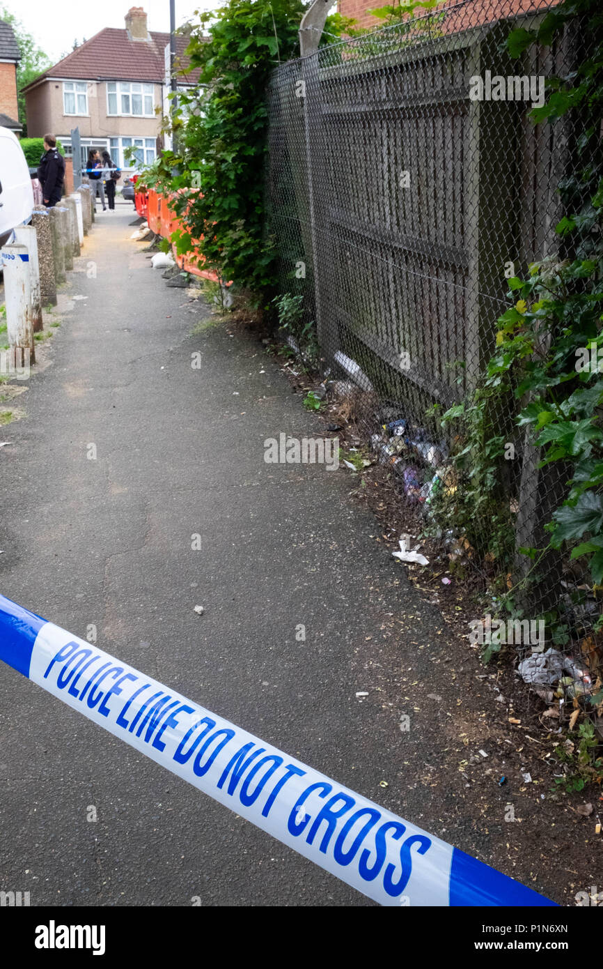 South Harrow, Londres, Angleterre. 12 juin 2018. Recherche d'indices de la police et de protéger les lieux de l'incident de violence la plus récente de Harrow, contribuant à la taux de crimes de violence continue à Londres. L'emplacement est très proche de poignarder un récent de 17 ans et fait partie de la même enquête. La police serait seulement dire que quelqu'un avait été très gravement blessé. Ils ont entrepris une recherche de pointe du doigt la scène du crime sur Roxeth Green Avenue, South Harrow. © Tim crédit Ring/Alamy Live News Banque D'Images