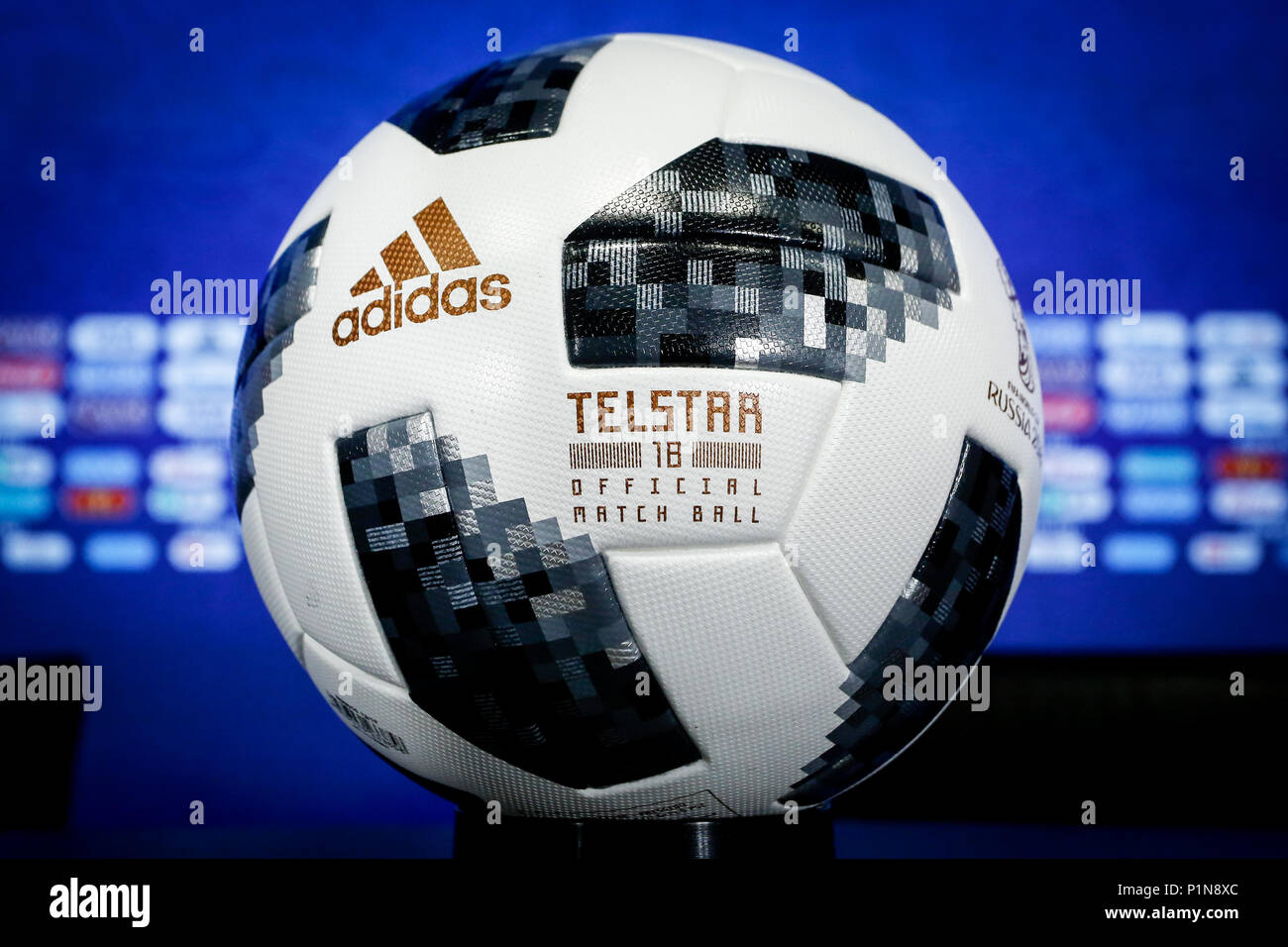Moscou, Russie. 12 juin 2018. Angleterre et Irlande l'homme seul le ballon de match officiel adidas Telstar est vu lors d'une conférence de presse de l'arbitre au stade Luzhniki le 12 juin 2018 à Moscou, Russie. (Photo par CITYPRESS24/phcimages.com) Banque D'Images