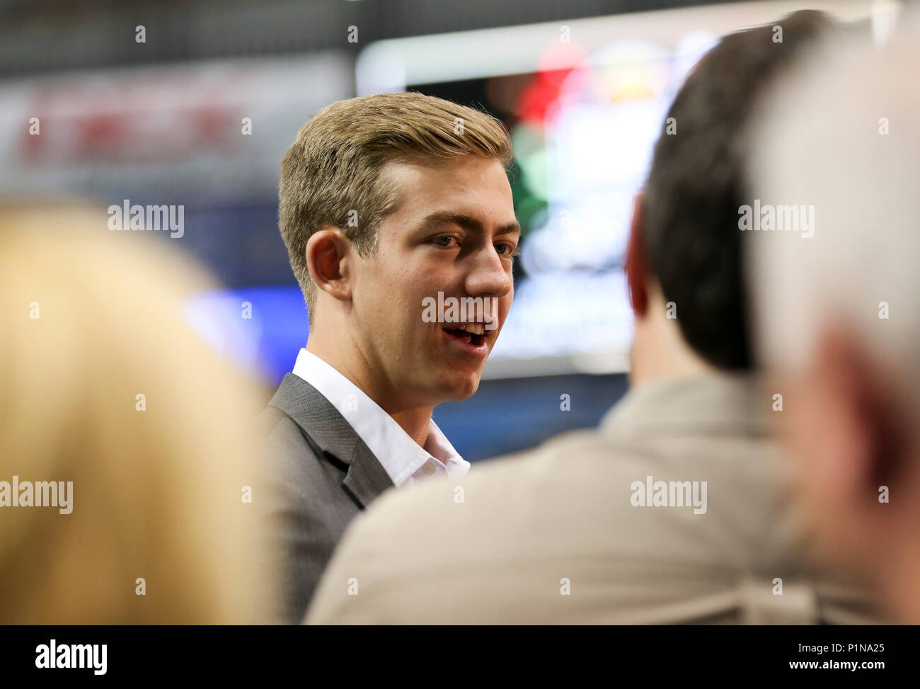 Saint Petersburg, Florida, USA. 12 Juin, 2018. CHRIS URSO | fois.Les Rays de Tampa Bay nouveau signataire Matthieu Liberatore parle avec les journalistes sur le terrain juste avant les Rays de Tampa Bay match contre les Blue Jays de Toronto le mardi 12 juin 2018 à Saint-Pétersbourg. Le lanceur gaucher, le n° 16 dans l'ensemble de la sélection de la Ligue Majeure de Baseball 2018 joueurs de première année. Il va rejoindre la Rookie Ligue de la Côte du Golfe au niveau des rayons. Crédit : Chris Urso/Tampa Bay Times/ZUMA/Alamy Fil Live News Banque D'Images