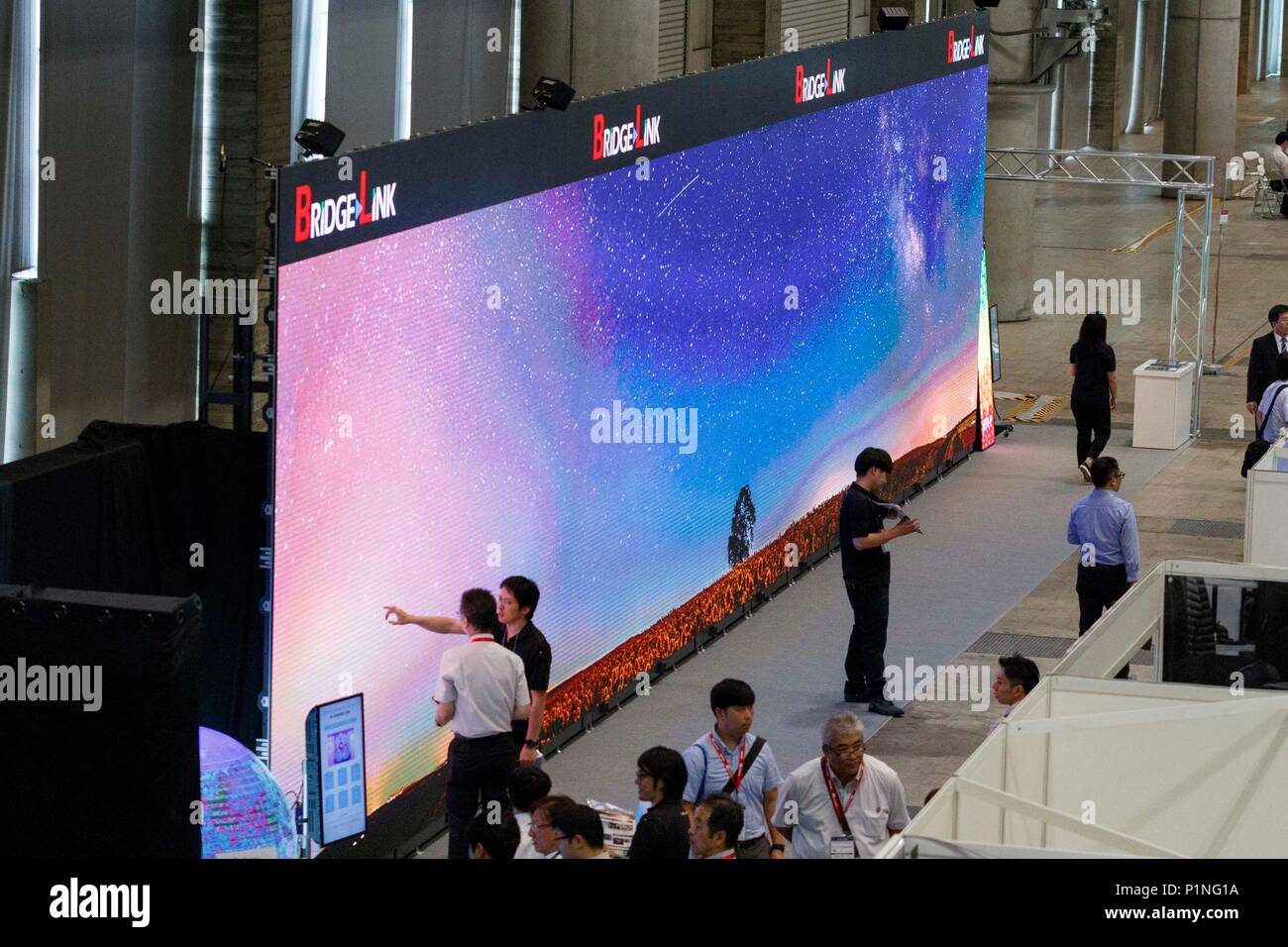 Chiba, Japon. 13 juin 2018. Les visiteurs regarder un 220 pouces affichage LED BL 4K-1.2 lors de l'affichage numérique au Japon (DSJ) au Makuhari Messe Convention Center le 13 juin 2018, Chiba, Japon. DSJ est le plus grand salon professionnel au Japon présentant des communications numériques novateurs et interactifs solutions technologiques pour des clients et de l'employé-face à des organisations. Les organisateurs attendent 140 000 visiteurs durant l'exposition de trois jours qui s'étend jusqu'au 15 juin. Credit : Rodrigo Reyes Marin/AFLO/Alamy Live News Banque D'Images