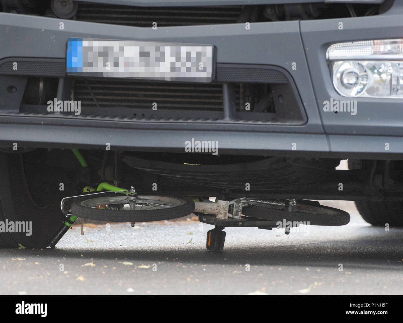 13 juin 2018, Berlin, Allemagne : une aire de location peut être vu sous un camion. Un garçon de huit ans a été percuté par un camion et tué à l'intersection Brunsbütteler Damm/Rue Nauener à Berlin-Spandau. Le véhicule probablement destiné à tourner à droite. Photo : Paul Zinken/dpa Banque D'Images