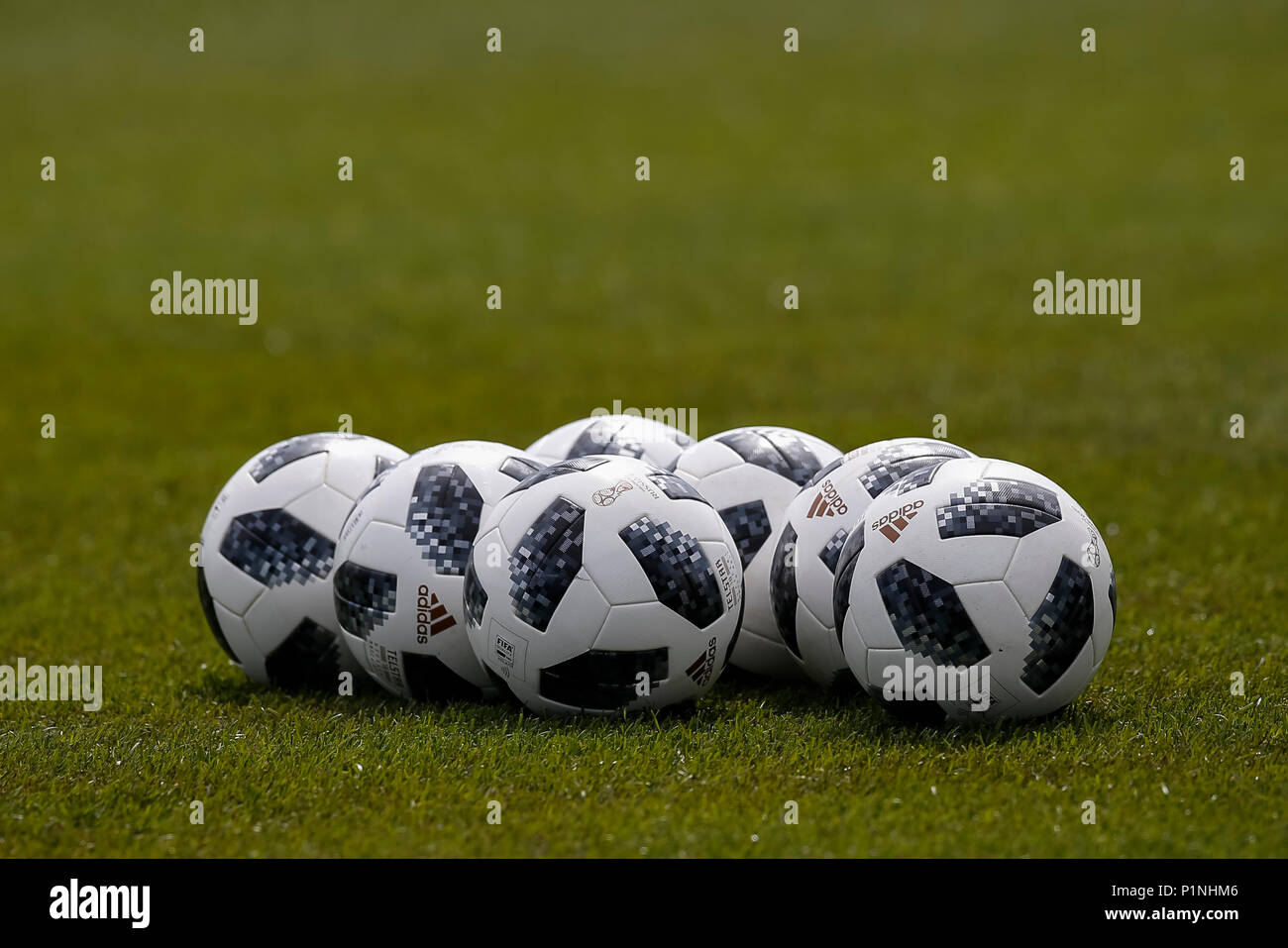 Saint-pétersbourg, Russie, le 13 juin 2018. Le matchballs officiel adidas Telstar observés au cours d'une session de formation de l'Angleterre à Stade Spartak Moscow le 13 juin 2018 à Zelenogorsk, Saint Petersburg, Russie. (Photo de Daniel Chesterton/phcimages.com) : PHC Crédit Images/Alamy Live News Banque D'Images