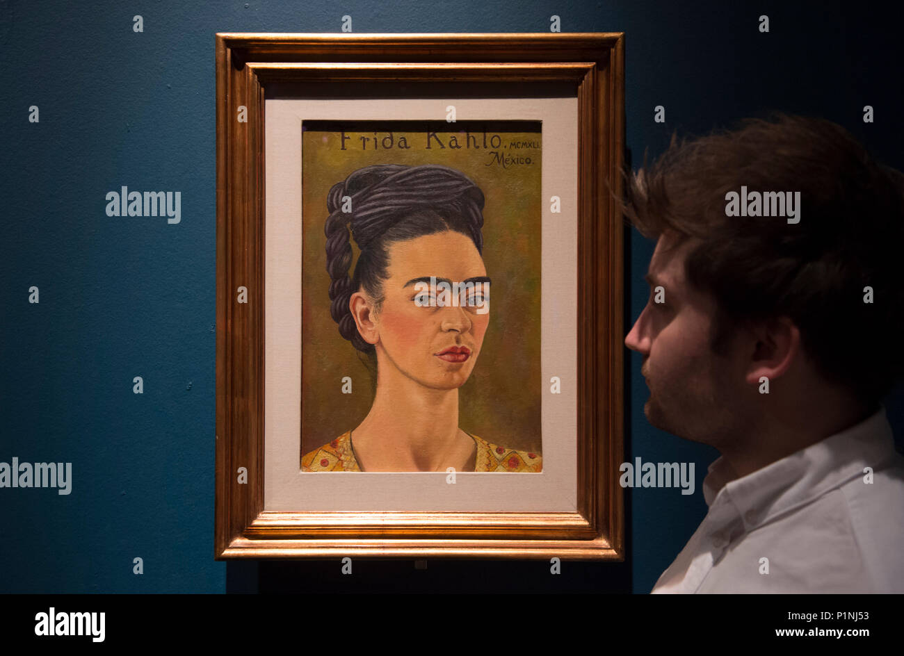 V&A, Londres, Royaume-Uni. 13 juin 2018. Frida Kahlo's possessions, y compris 22 tenues, peintures, bijoux et accessoires médicaux, ont quitté le Mexique pour la première fois pour aller à l'affiche au V&A. L'exposition présente plus de 200 objets de la Maison Bleue, dont certains n'ont jamais été exposées auparavant. Photo : autoportrait MCMXLI, Frida Kahlo. 1941, au Mexique. La collection Jacques et Natasha Gelman du 20e siècle l'art mexicain et le Vergel Collection. Posés avec le personnel du Musée. Credit : Malcolm Park editorial/Alamy Live News Banque D'Images