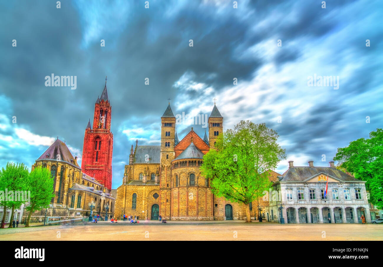 La basilique Saint-servais et église Saint Jean sur la place Vrijthof à Maastricht, aux Pays-Bas Banque D'Images