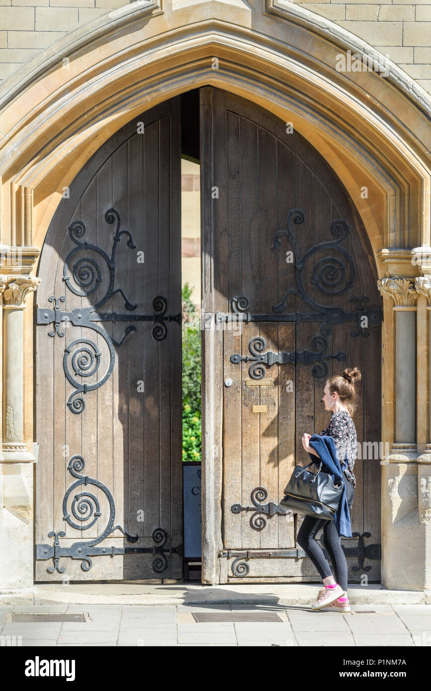 Une femme passe la porte avant de Balliol College à l'université d'Oxford, en Angleterre. Banque D'Images