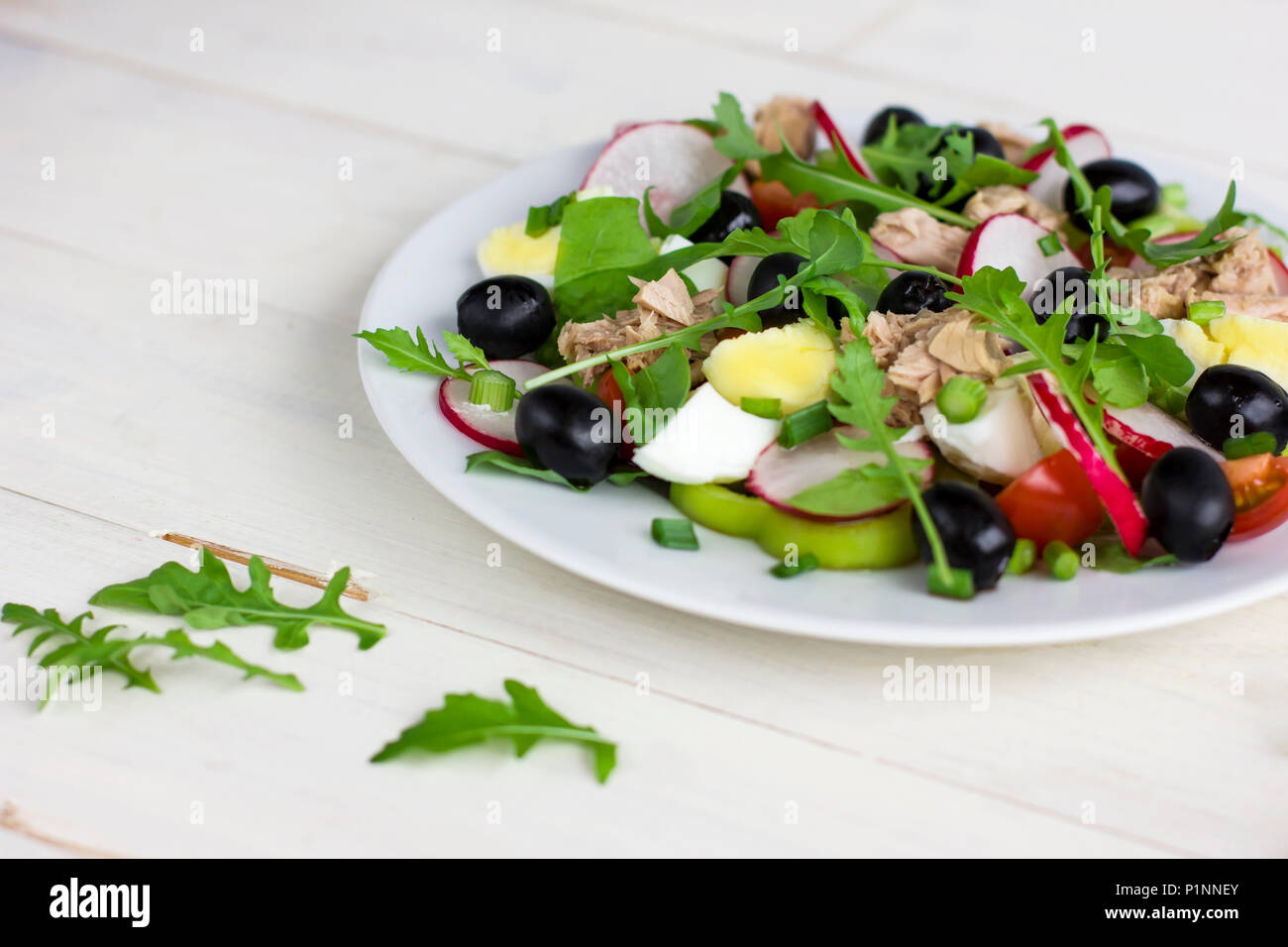 Salade niçoise au thon, œuf, tomates cerises et les olives noires. Cuisine française Banque D'Images