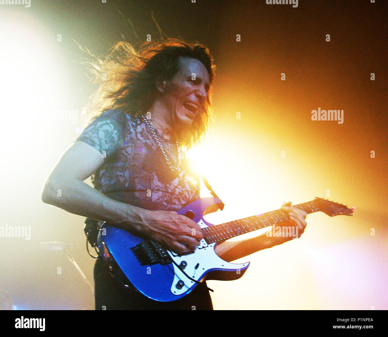 ATLANTA, GA - 19 juillet : guitariste Steve Vai effectue pendant le G3 Tour à la Tente à Atlanta, Géorgie le 19 juillet 2001. Crédit : Chris McKay / MediaPunch Banque D'Images