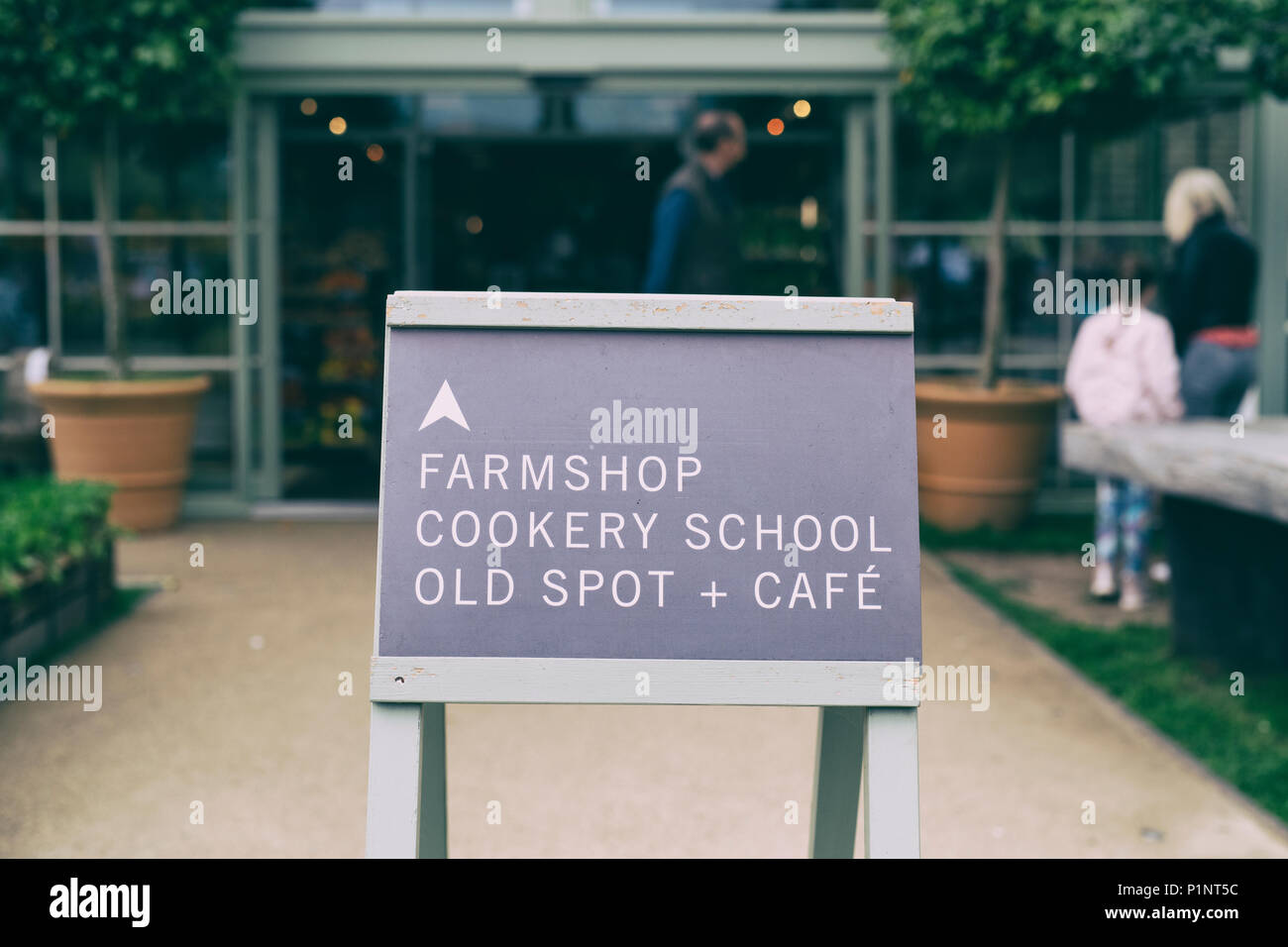 Farmshop, école de cuisine, vieille place et cafe signe à Daylesford Organic farm shop festival d'été. Daylesford, Cotswolds, Gloucestershire, Angleterre. Banque D'Images