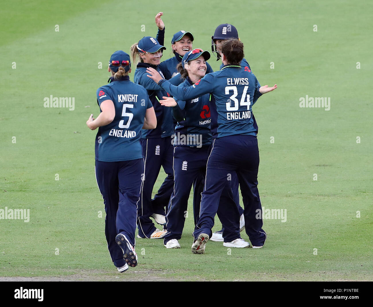 L'Angleterre Géorgie Elwiss (à droite) est félicité après avoir pris le guichet de la production sud-africaine de Lizelle Lee au cours de la deuxième Journée internationale de la femme l'un match lors de la 1ère série Comté Central Rez, Brighton. Banque D'Images