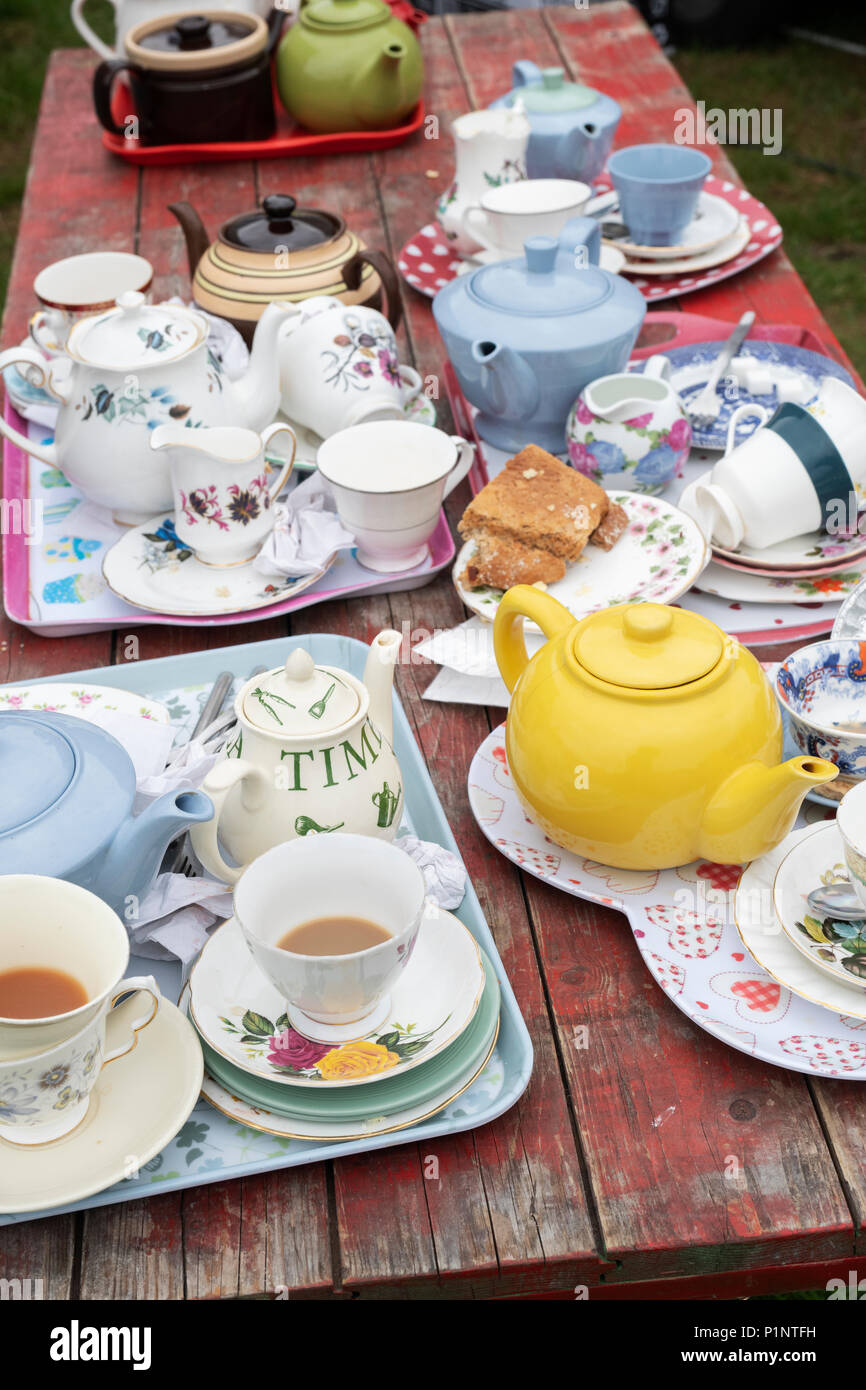 Fini de tasses de thé et théières sur une table à l'extérieur d'un plateau à un décrochage flower show. UK Banque D'Images