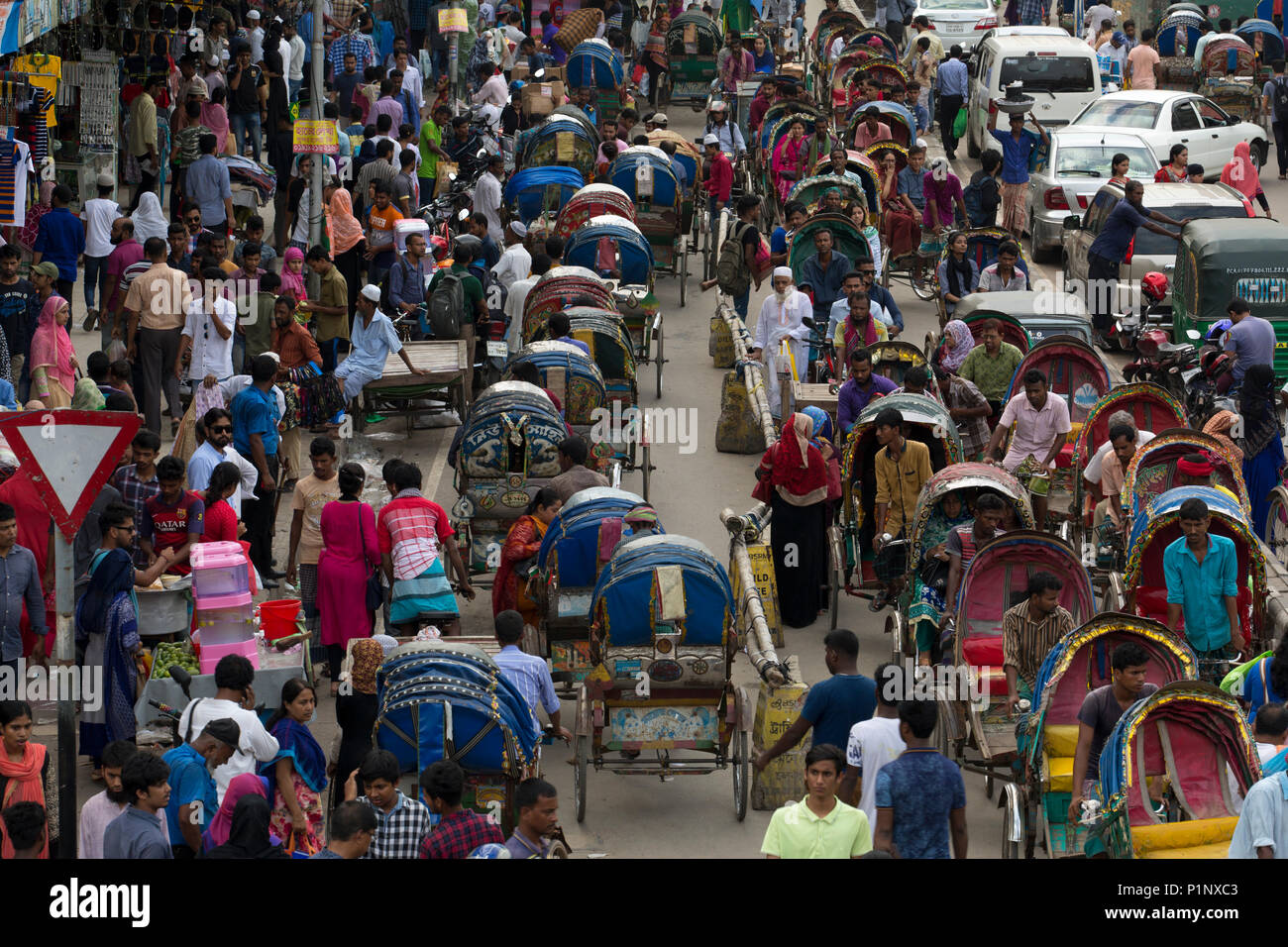 DHAKA, BANGLADESH - 12 juin : embouteillage et peuples foule vu à nouveau la zone de marché durant le Ramadan à Dhaka au Bangladesh , le 12 juin 2018. 10 Banque D'Images